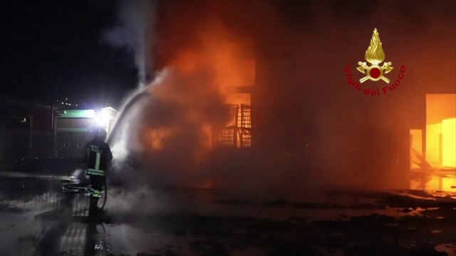 Fiamme in un'azienda di materie plastiche nell'avellinese