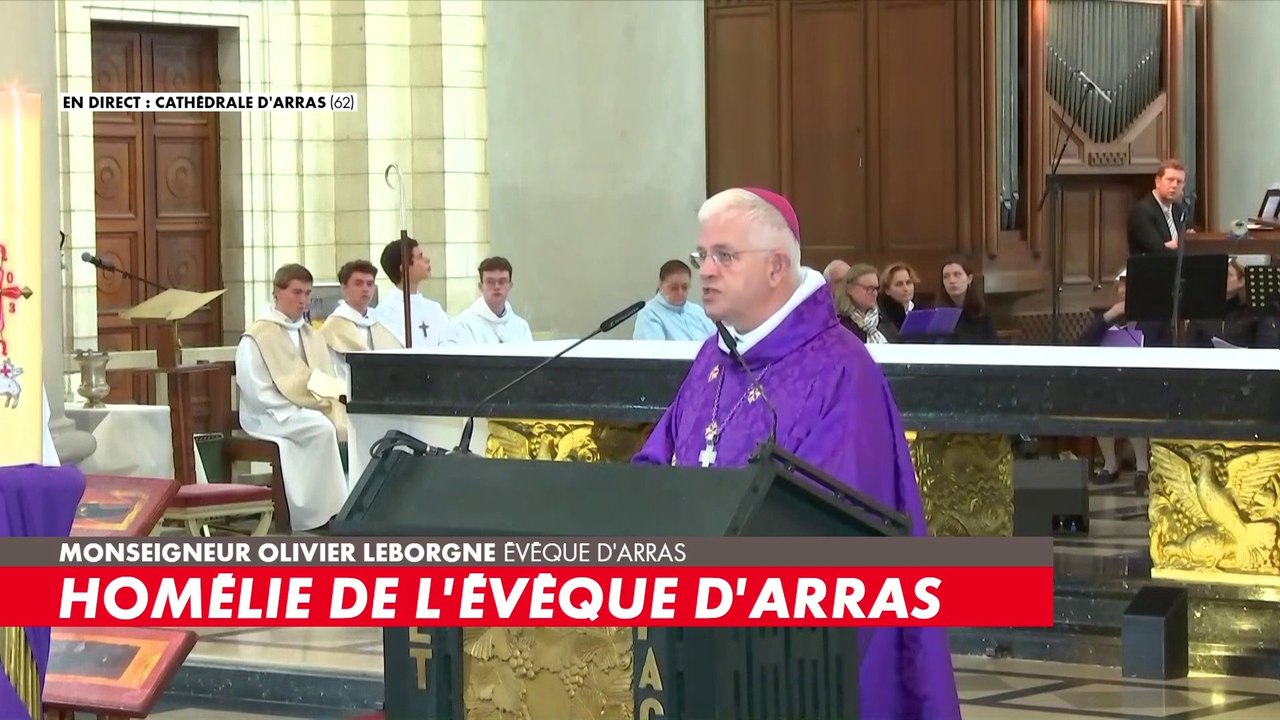 Obsèques de Dominique Bernard : la sortie du cercueil de la cathédrale d'Arras