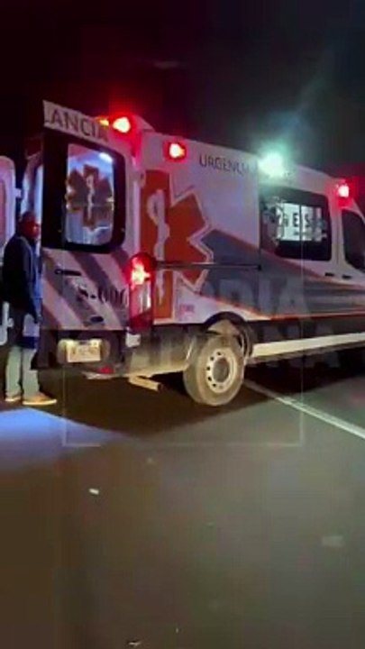 #Preliminar Tras un aparatoso choque en el que vieron involucrados un automóvil y un tráiler sobre carretera a Chapala, no se reportaron lesionados #GuardiaNocturna
