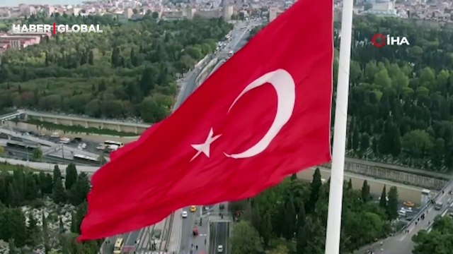 İsrail'in Gazze'de sivillere yönelik saldırıları nedeniyle İstanbul'da bayraklar yarıya indirildi