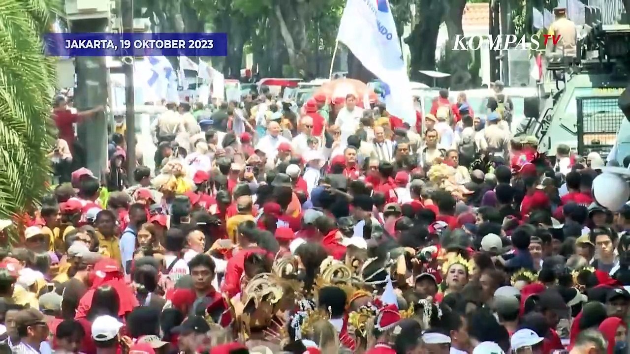 [FULL] Arak-arakan Ganjar dan Mahfud saat Menuju KPU Daftar Pilpres 2024