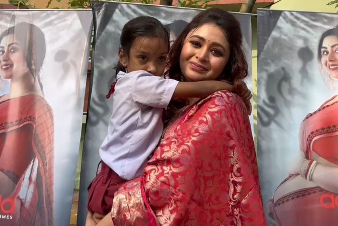 মাতৃত্বের স্বাদ কেমন? খুদেদের মাঝে অন্যভাবে নিজেকে খুঁজে পেলেন ঋতাভরী!