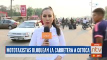 Mototaxista bloquean la carretera a cotoca