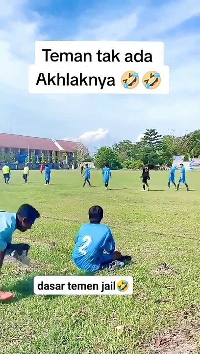 Sepatunya beda 