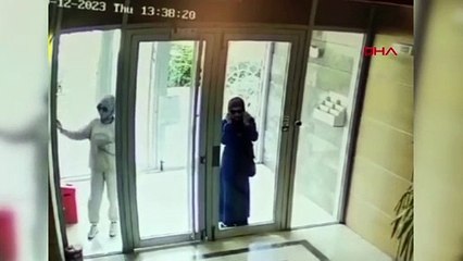 3 femmes portant des lunettes et des chapeaux à voler à Başakşehir ont été filmées par une caméra de sécurité