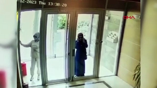 3 femmes portant des lunettes et des chapeaux à voler à Başakşehir ont été filmées par une caméra de sécurité