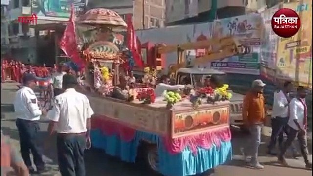 Watch Video : यहां जयकारों के साथ पालकी यात्रा निकाली, फूल बरसाकर किया स्वागत