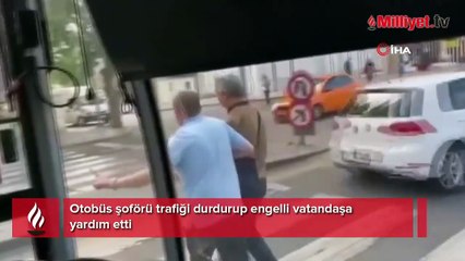 Trafiği durdurup engelli vatandaşa yardım etti