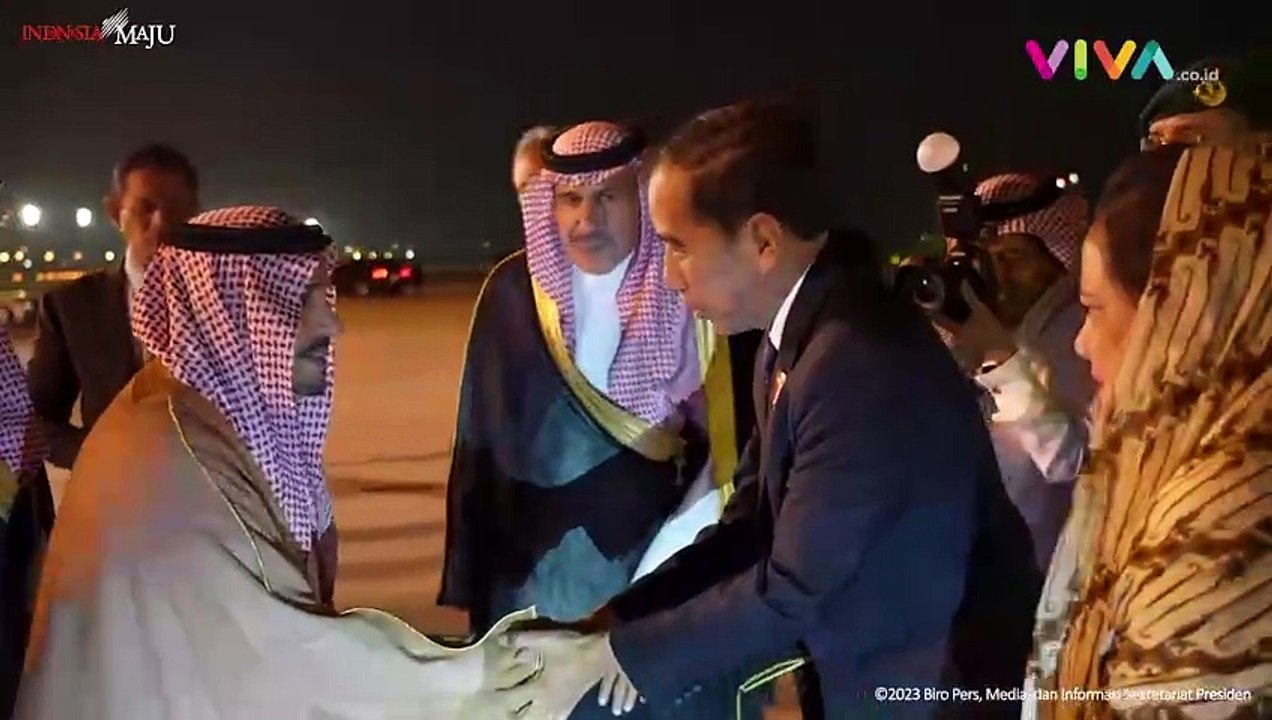 Tiba di Riyadh, Ibu Iriana Nyaris Jatuh di Tangga Pesawat