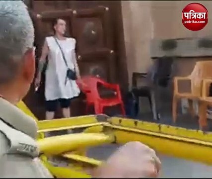 Video: काशी विश्वनाथ मंदिर के बाहर रसियन का हंगामा, नशे के हालत में बताई जा रही थी महिला पर्यटक