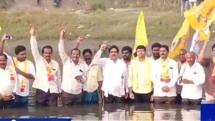 కృష్ణా జిల్లా: బ్రిడ్జికోసం నదిలో జలదీక్ష