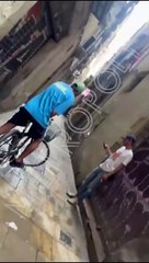 Dos camellos vendiendo droga en el Gòtic