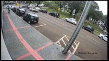 Vídeo mostra suspeitos de estelionato abandonando carro e correndo da Polícia