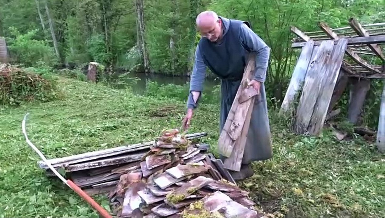 Ermites de Saint Benoît Frère Toussaint le travail manuel film by JC Guerguy Ciné Art Loisir