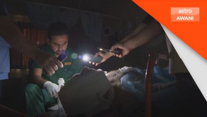 Doktor lakukan pembedahan dibantu lampu telefon bimbit