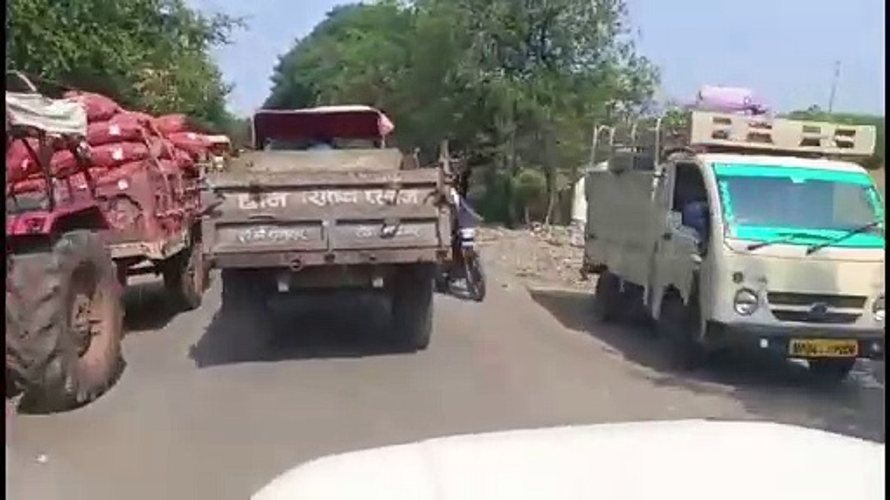 खनिज टीम को देख बीच सड़क पर रेत पटककर सरपट भागा ट्रैक्टर, देखें वीडियो
