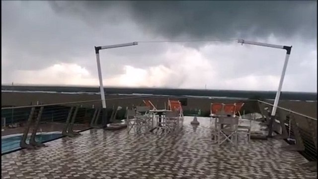 Tempesta in Versilia: grandine e colpi di vento, danni agli stabilimenti balneari