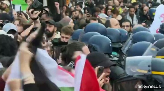 Manifestanti a Parigi al grido di Israele assassino, Macron complice