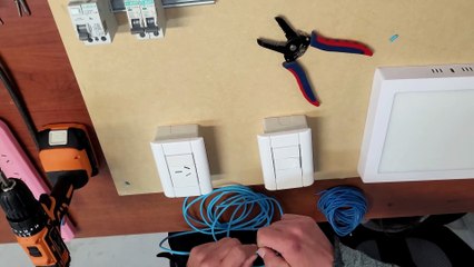 Como conectar una Lampara Led con Llave y un Tomacorriente con Disyuntor a 220 V