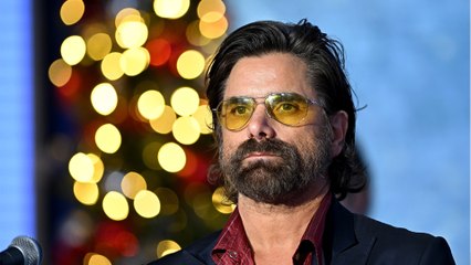 GALA VIDEO - John Stamos (La fête à la maison) agressé sexuellement par sa baby-sitter : il brise le silence