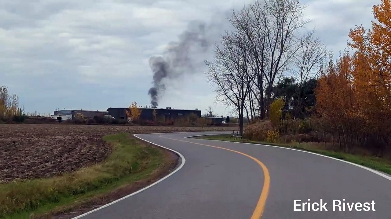 Véhicule en flammes à Saint-Constant (Le Reflet - Erick Rivest)