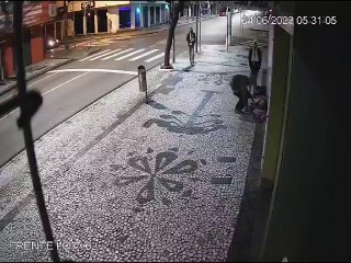 Polícia divulga imagens e procura por trio que matou morador em situação de rua no Centro de Curitiba