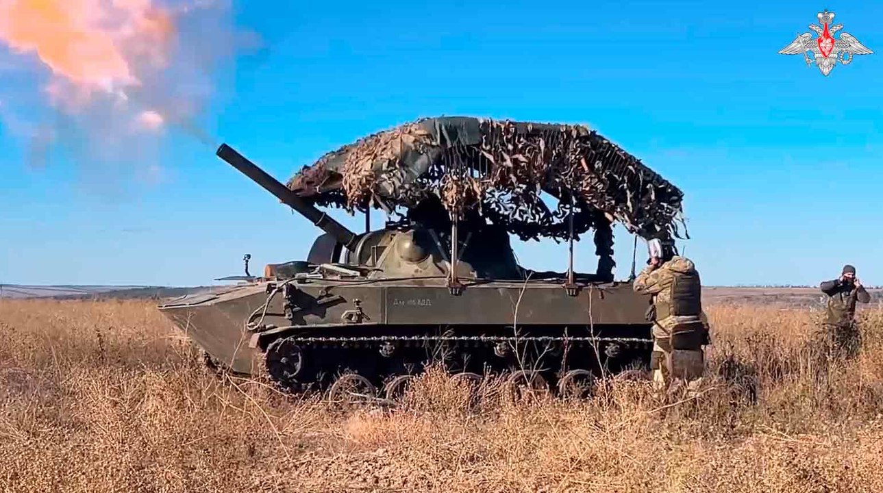 Video von Russland zeigt selbstfahrende Kanonen aus den 80er Jahren, die ukrainische Positionen angreifen