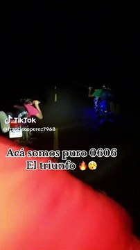 ¿Irresponsabilidad? Jóvenes hondureños manejan motocicletas acostados