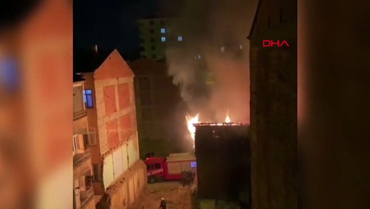 Elazığ'da 2 Katlı Binanın Çatısında Yangın Çıktı
