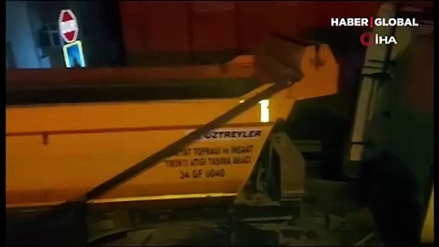 Maltepe'de hafriyat kamyonu polis aracına çarparak kaçtı: İki polis ağır yaralı 