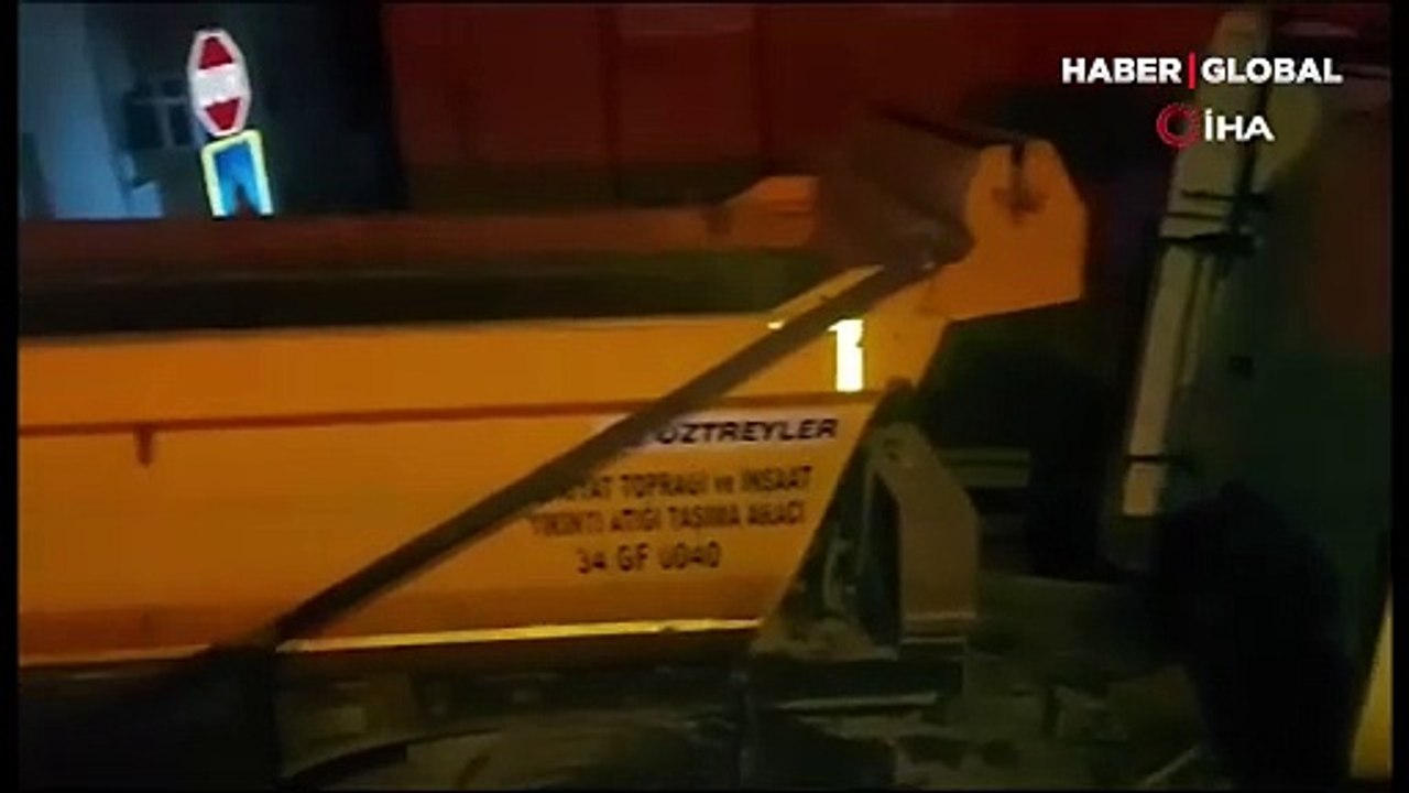 Maltepe'de hafriyat kamyonu polis aracına çarparak kaçtı: İki polis ağır yaralı 