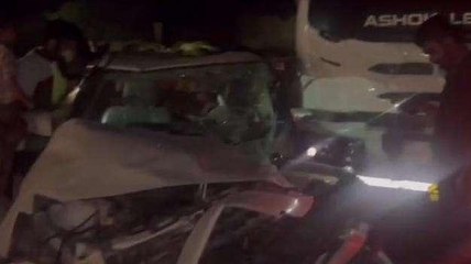 भीषण सड़क हादसा! ट्रेलर से भिड़ी तेज रफ्तार कार और फिर...मचा हाहाकार