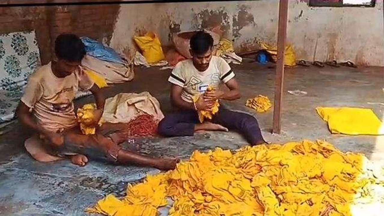 प्रयागराज: मां दुर्गा को चढ़ने वाली चुनरी व कलवा बनाता मुस्लिम परिवार