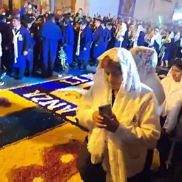 Hinchas de Alianza Lima reciben al Señor de los Milagros entre cánticos y banderas