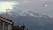 Les hauteurs d'Erzincan sont couvertes de neige