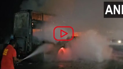 मुंबई-अहमदाबाद हाईवे पर धूं-धूं कर जली बस, 16 यात्रियों का रेस्क्यू, 2 घंटे हाइवे बंद