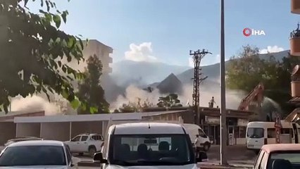 Ağır hasarlı caminin çökme anı kamerada