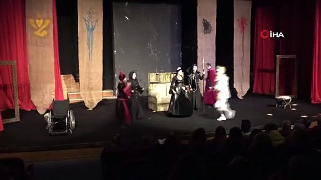 Des acteurs de théâtre azerbaïdjanais ont mis en scène Le roi est en train de mourir à Amasya