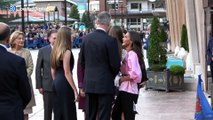 La Familia Real es aclamada a su llegada al concierto de los Premios Princesa de Asturias