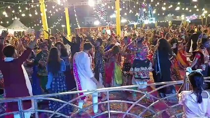 पारम्परिक कठियावाड़ी परिधान में रमा गरबा, फ्यूजन मिक्स रहा डांडिया