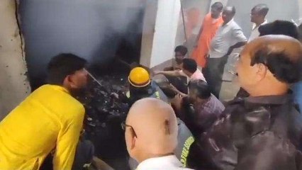 भदोही: दुकान में भीषण आग लगने से मचा हड़कंप, लाखों का सामान जलकर हुआ खाक