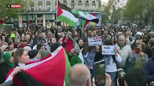 Manif pro-palestinienne: Des manifestants ont scandé hier soir Allah Akbar place de la République à Paris... le jour des obsèques du professeur Dominique Bernard - Regardez