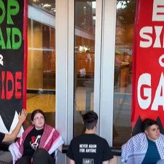 Filistin'e destek eylemi yapan ABD'liler kendilerini zincirledi