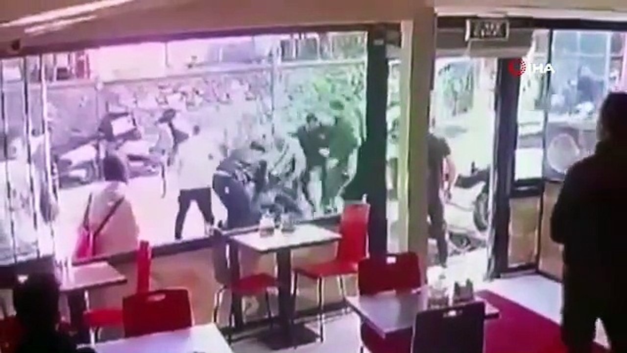 Motokuryeler "Bize James Bond gibi bakamazsın" diyerek vatandaşı tekme tokat dövdü