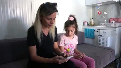 La femme, qui pense que son frère, extrait des décombres, souffre de pertes de mémoire, attend la nouvelle avec espoir depuis des mois.