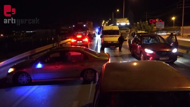 Damperi açık kalan hafriyat kamyonu yön tabelasını devirdi