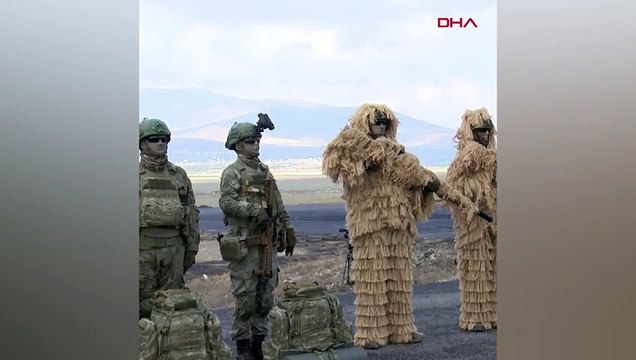 Türk askerlerinden bayrak hassasiyeti! 5 asker bayrak yere düşmesin diye böyle koştu