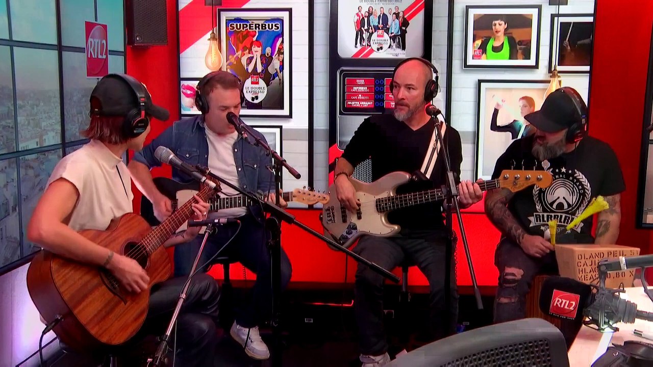 LIVE - Superbus interprète "Radio Song" dans Le Double Expresso RTL2 (20/10/23)