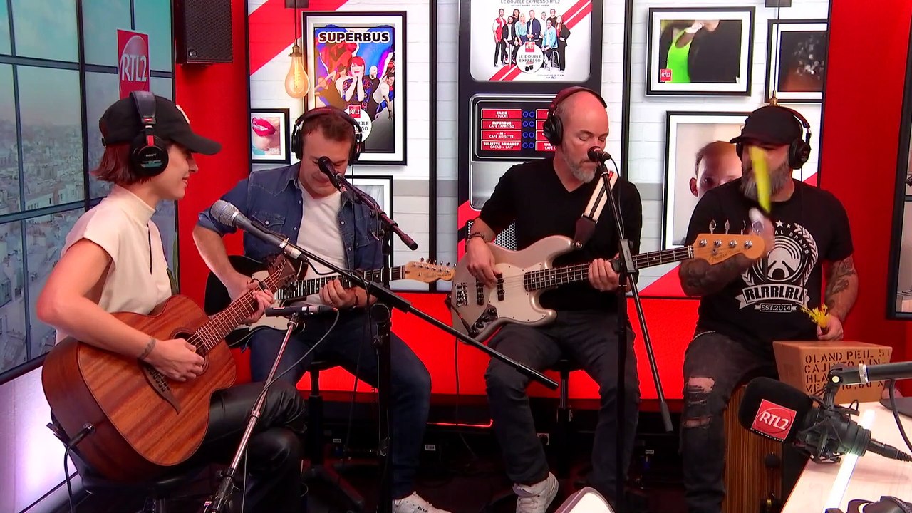 LIVE - Superbus interprète "Aseptisé" dans Le Double Expresso RTL2 (20/10/23)