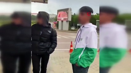 Liseli gençlerin tüyler ürperten kavgası! Defalarca tekmeleyip bıçakladılar